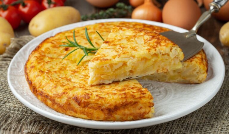 Patatesli Omlet Tarifi – Kahvaltıda Omlet Nasıl Yapılır?