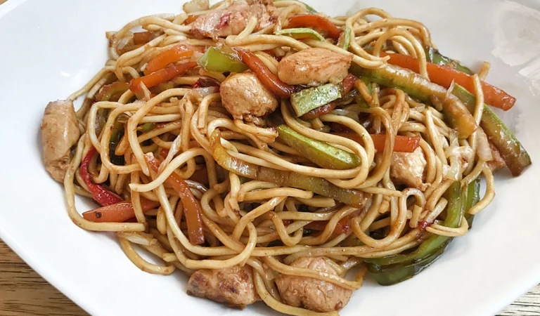 Şipşak Hazırlanan Tavuklu Noodle – Lezzet Dolu Pratik Tarif
